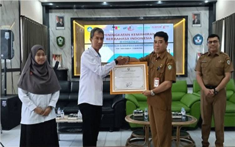 Dinas Pendidikan Kotim Raih Apresiasi atas Komitmen Pembinaan Bahasa Indonesia