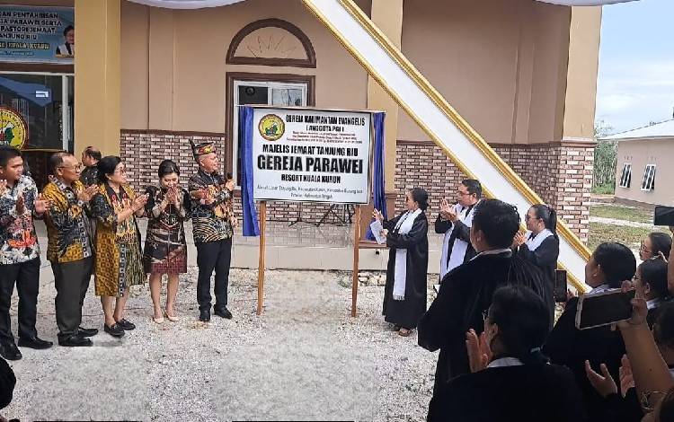Bupati Gunung Mas Berharap Bangunan Gereja Parawei Tanjung Riu Bisa Dirawat dengan Baik