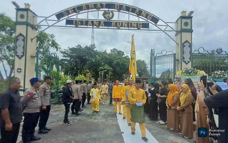 Prosesi Adat Antarkan Jenazah Pangeran Muasjidinsyah Menuju Pemakaman