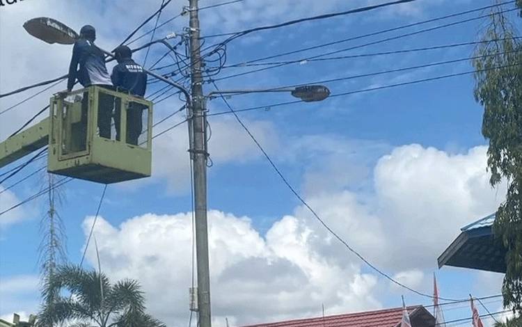 Demi Keamanan Warga, Dishub Palangka Raya Rutin Cek Penerangan Jalan