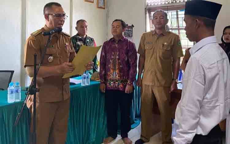 Camat Kapuas Hilir Resmi Melantik Anggota PAW BPD Desa Saka Batur