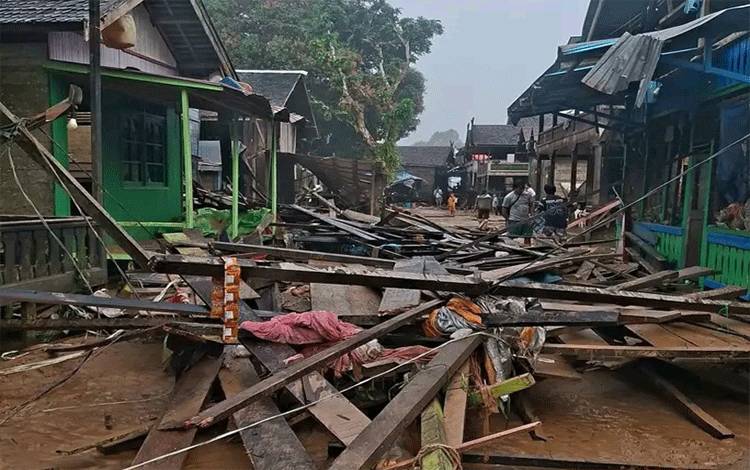 Desa Tumbang Manyarung Kapuas Porak Poranda Pasca Diterjang Banjir Bandang, Warga Butuh Bantuan Darurat
