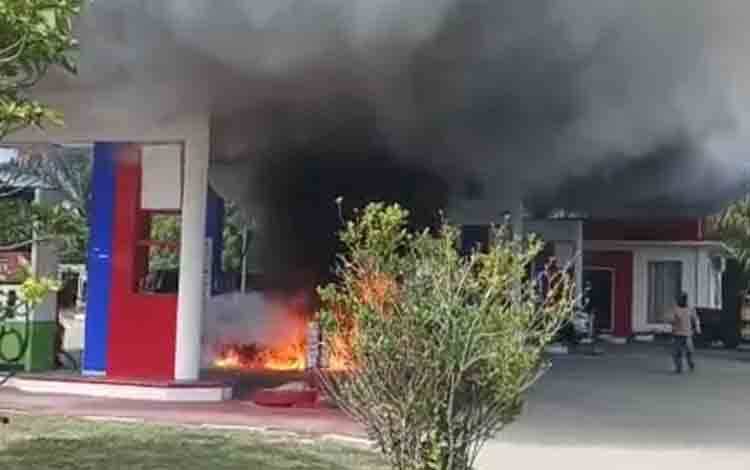 Sebuah Motor Terbakar di SPBU Kumai, Kapolsek Pastikan Tidak Ada Korban Jiwa dan Luka