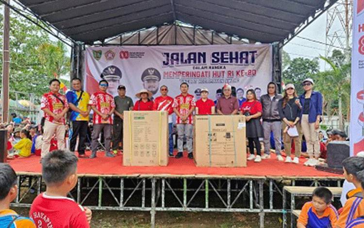 Ribuan Warga Semarakkan Jalan Sehat di Kecamatan Awang Barito Timur