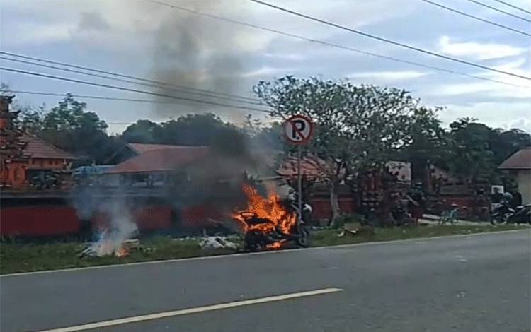 Motor Terbakar di Depan Pura Basarang Kapuas