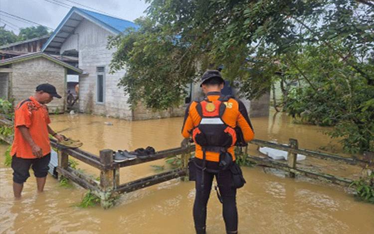 Banjir di Kecamatan Mandau Talawang Berangsur Pulih, Operasi SAR Dilanjutkan dengan Pemantauan