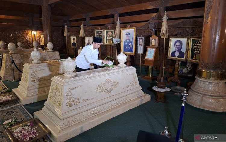 Kaesang Ziarah ke Makam Soeharto dan Ibu Tien