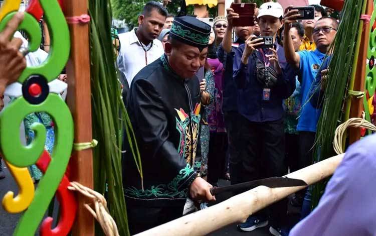 Melestarikan Adat Dayak, Potong Pantan Jadi Tradisi Penyambutan di Kapuas