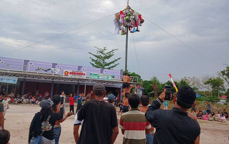 Keriuhan Kemerdekaan di Kereng Humbang Kasonhan, Panjat Pinang Meriahkan HUT ke-80 RI