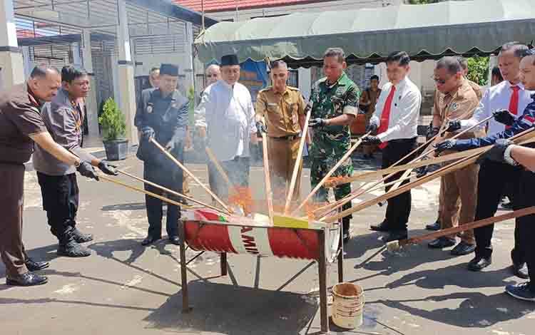 Kejari Seruyan Musnahkan 152 Barang Bukti dari 36 Perkara yang Telah Berkekuatan Hukum Tetap