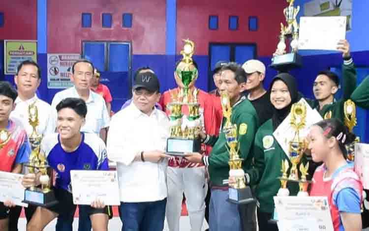Bupati Kapuas Serahkan Piala Tenis Meja, Komitmen Pemkab Kembangkan Olahraga di Daerah