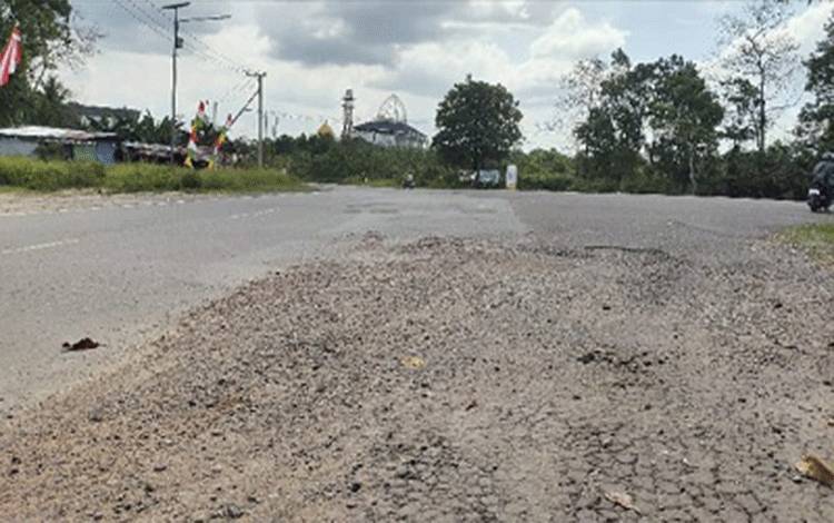 Jalan di Simpang Mes Desa Bulik dalam Kondisi Rusak hingga Rawan Kecelakaan