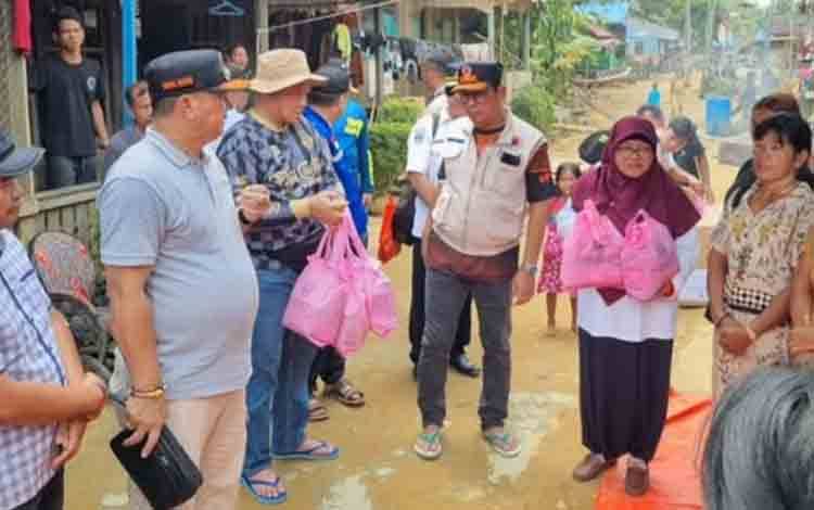 Wakil Bupati Kapuas Serahkan Bantuan untuk Warga Terdampak Banjir di Mandau Talawang