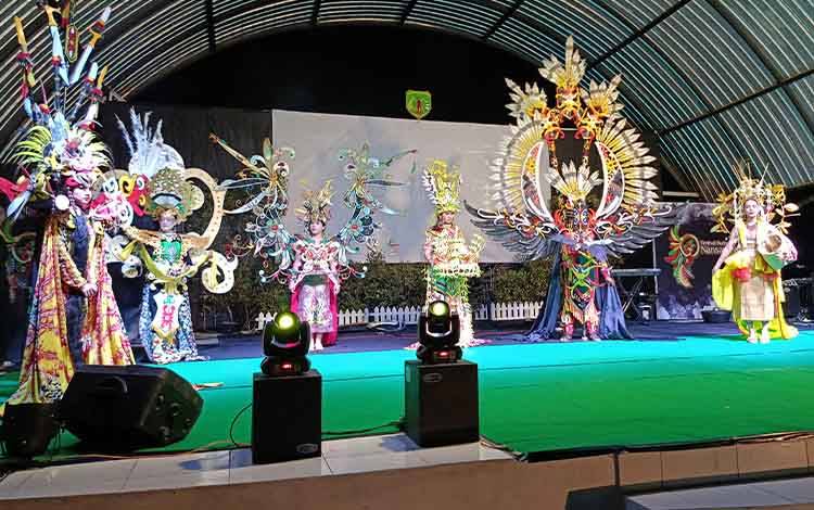 Fashion Carnaval FBNJ 2025 Tampilkan Kostum Bertema Tokoh-Tokoh Legenda Masyarakat Dayak