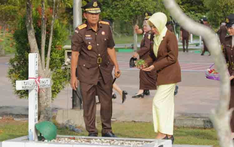 Kajati Kalteng Ziarah dan Tabur Bunga di TMP Sanaman Lampang Peringati Hari Lahir Kejaksaan