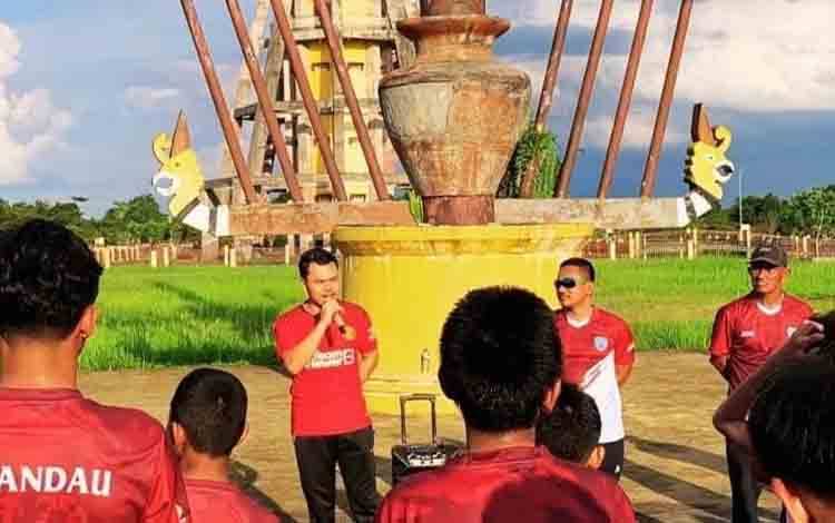 Kadispora Lamandau Pantau Langsung Latihan Atlet PPLPD di Alun-Alun Nanga Bulik