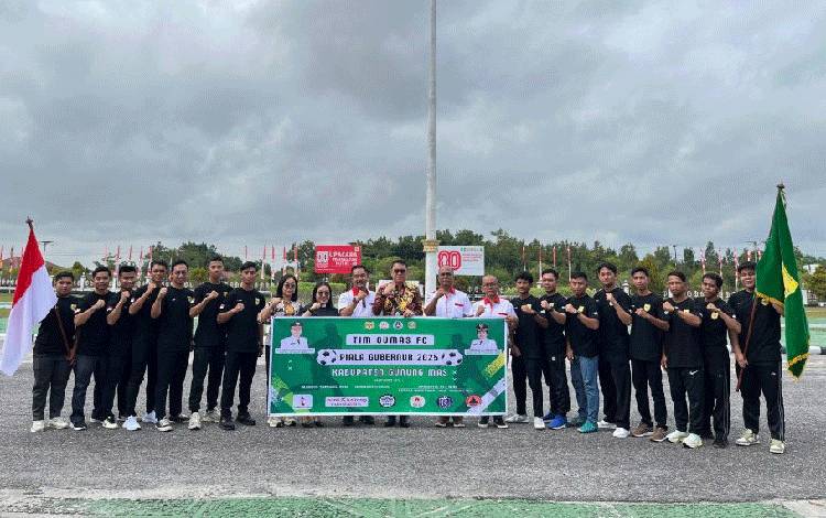Sekda Gunung Mas Beri Semangat Tim Gumas FC Ikuti Turnamen Sepak Bola Piala Gubernur Kalteng 2025