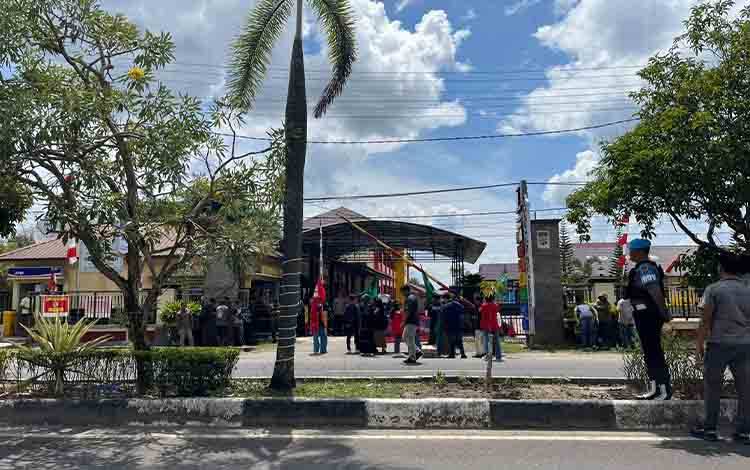 Unjuk Rasa Mahasiswa di Depan Polres Kapuas Soroti Aksi Aparat di Jakarta