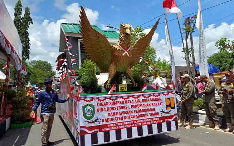 Dinas SDABMBKPRKP Kotim Usung Tema Rumah Layak Huni di Pawai Pembangunan