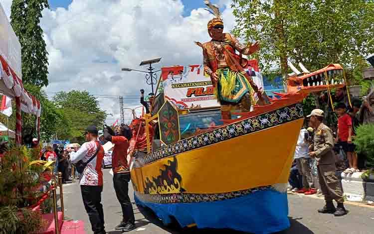 Usung Tema Perahu Dayung, MBK Gelorakan Semangat Gotong Royong di Pawai Pembangunan