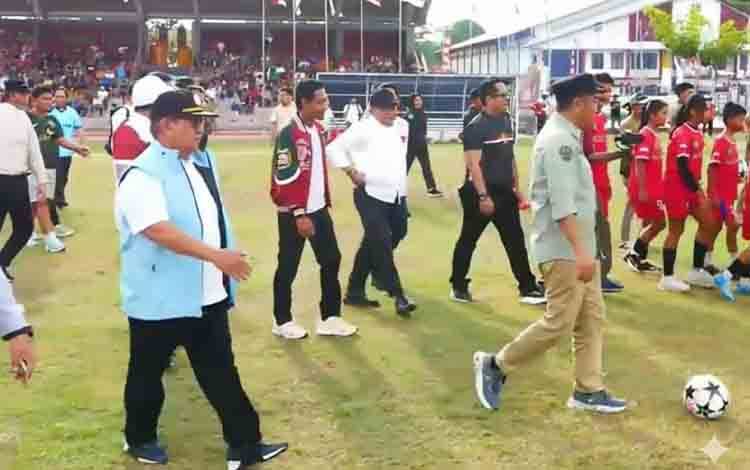 Tendangan Perdana Sekda Kalteng Awali Kick-off Gubernur Cup 2025 Zona Tengah di Kapuas