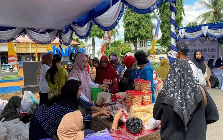 Gerakan Pangan Murah di Kapuas Diserbu Warga