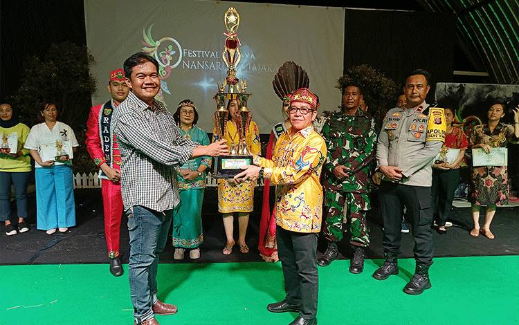 Pj Sekda Bartim Tutup Festival Budaya Nansarunai Jajaka 2025