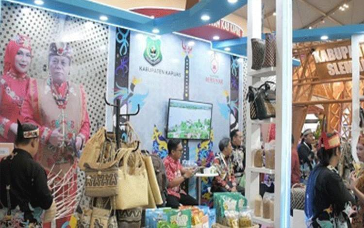 Promosi Produk Lokal Kapuas di Apkasi Otonomi Expo 2025