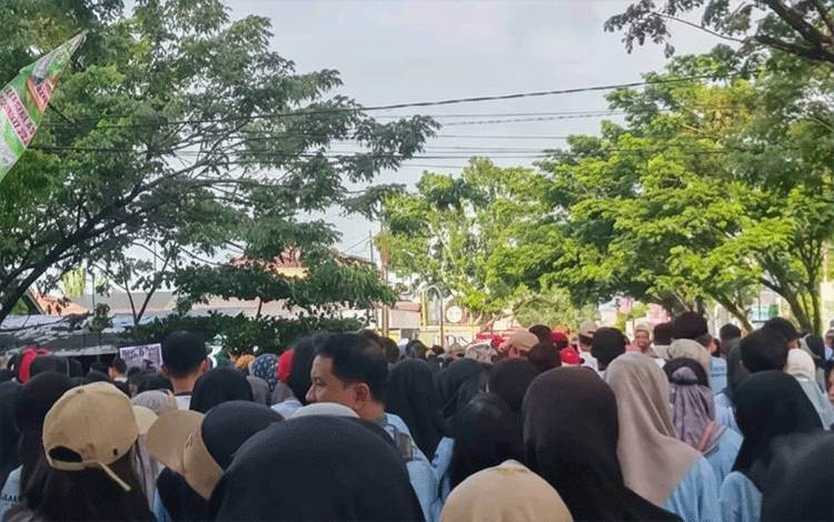 Masyarakat Kapuas Tumpah Ruah Ikuti Jalan Sehat Merdeka