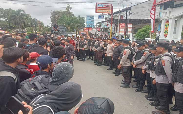 Tuntutan Aksi Massa Minta Kapolres Kotim Copot Kapolsek Mentaya Hulu