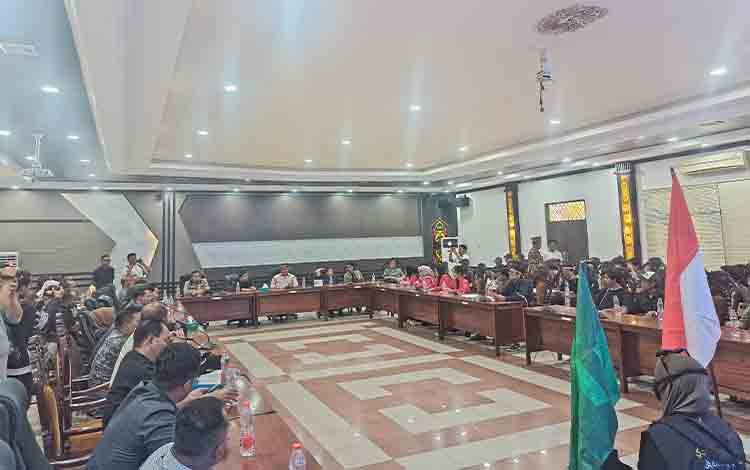Dialog Aliansi Mahasiswa dan Masyarakat Kapuas dengan Ketua DPRD, Suara Rakyat Ditampung