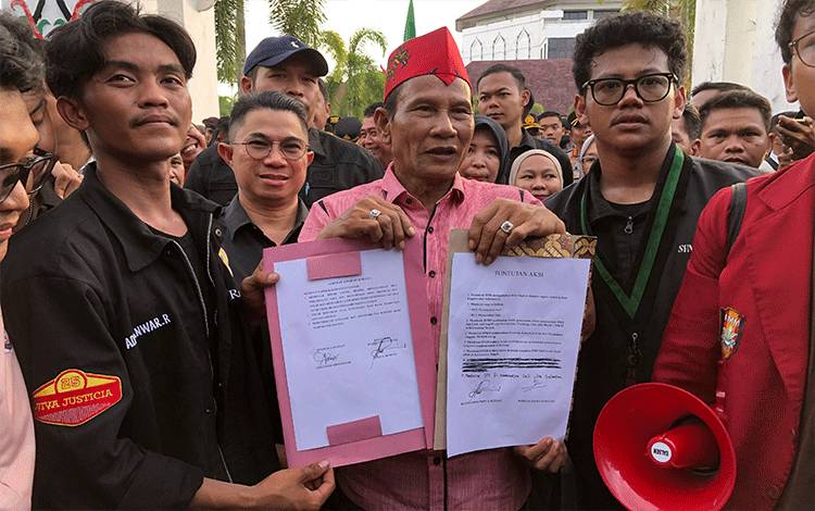 Aliansi Gerakan September Hitam Sampaikan 11 Tuntutan ke DPRD Kalteng