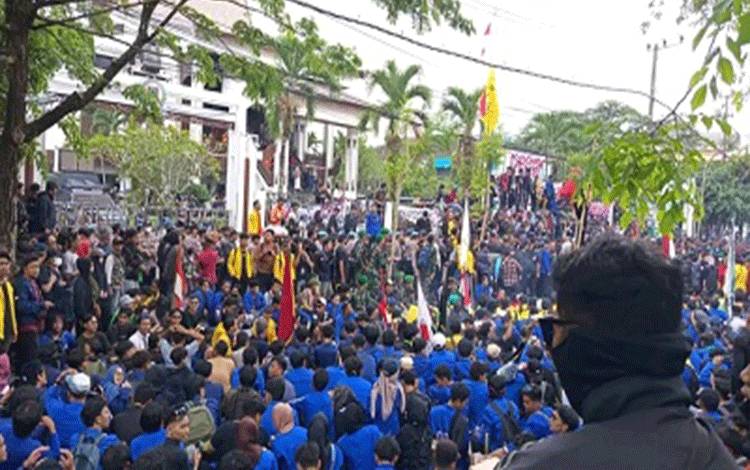 Demo Ribuan Massa di Banjarmasin Berjalan Kondusif