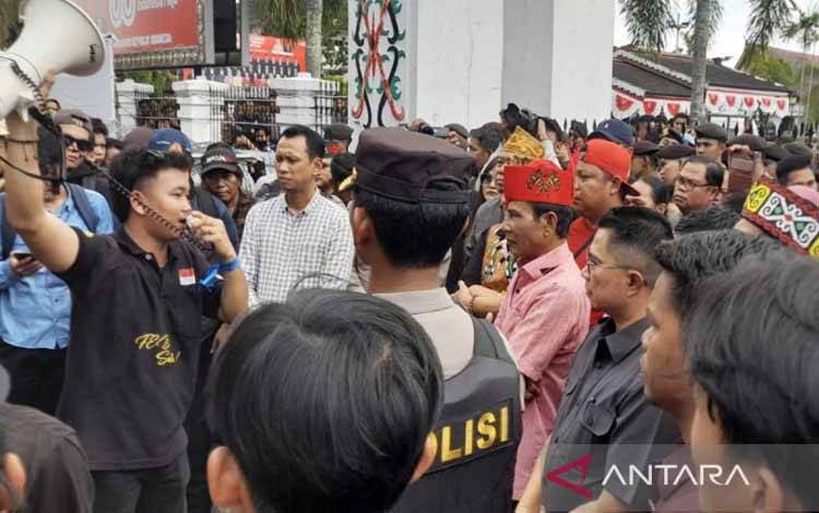Ketua DPRD Kalteng Puji Etika Mahasiswa Sampaikan Aspirasi