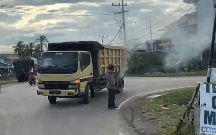 Truk Berasap di Persimpangan Pati Rumbih-Meranti Kuala Kapuas Buat Panik Warga