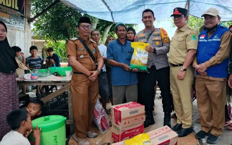 Polsek Kapuas Murung Salurkan Bantuan untuk Korban Angin Puting Beliung