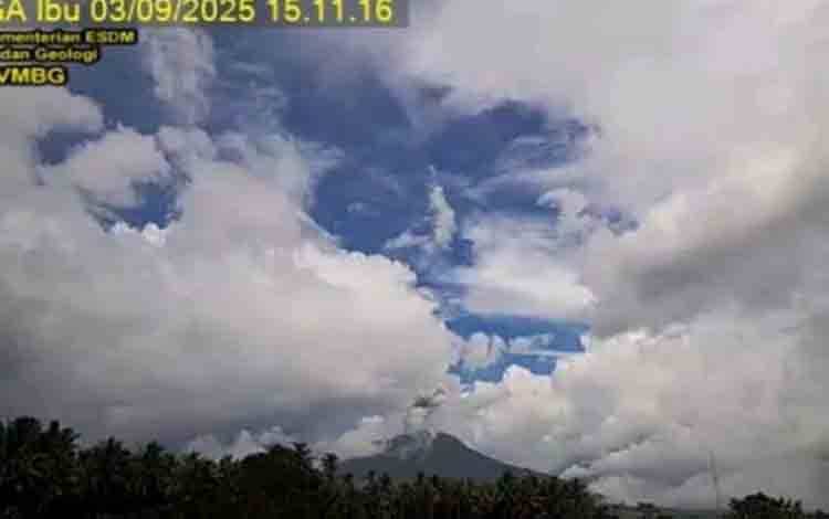 Gunung Ibu Semburkan Abu Vulkanik Setinggi 700 Meter