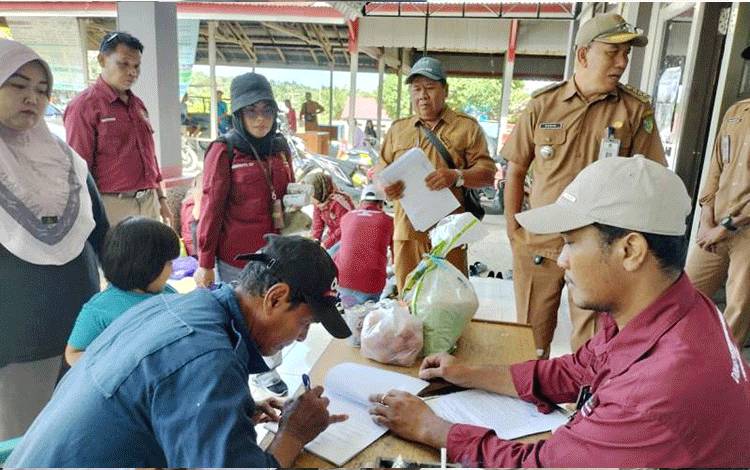 DKPP Barut Salurkan Bantuan Pangan untuk 75 KK Miskin dan Lansia di Teweh Selatan