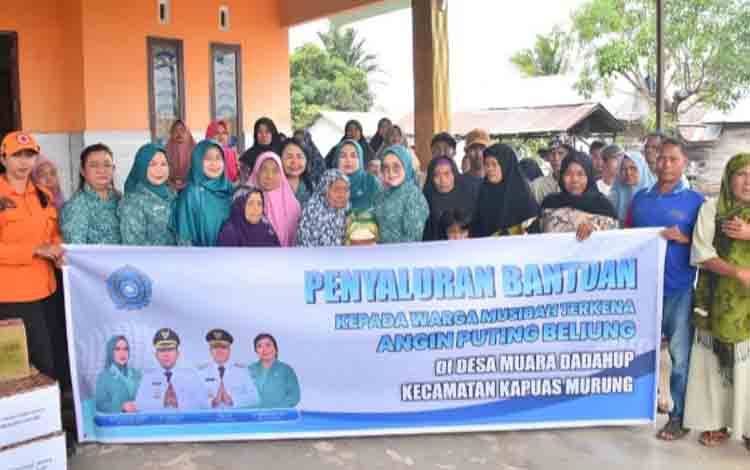 TP PKK Kapuas Salurkan Bantuan untuk Masyarakat Terdampak Angin Puting Beliung di Desa Muara Dadahup