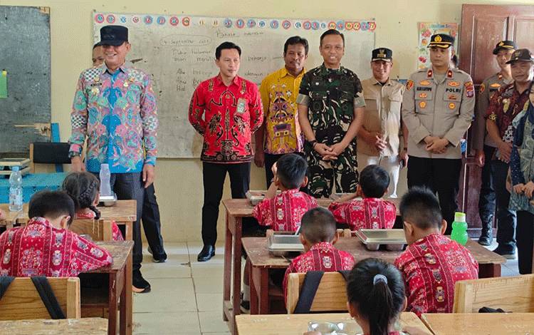 Bupati Bartim Turun Langsung Pastikan Kualitas Makanan Bergizi untuk Pelajar