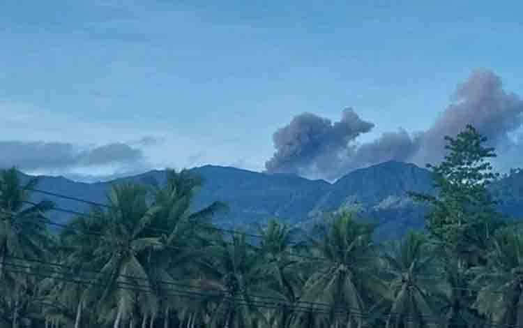 PGA: Gunung Dukono Semburkan Abu Vulkanik Setinggi 400 Meter