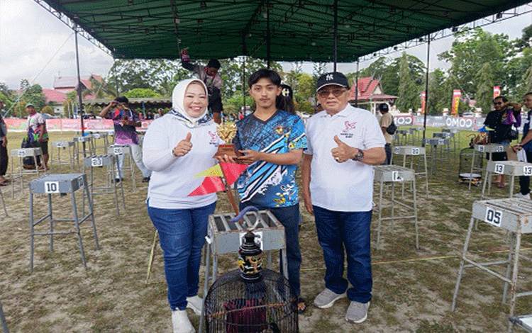 Bupati Kobar Buka Festival Lomba Burung Berkicau DPRD Cup V
