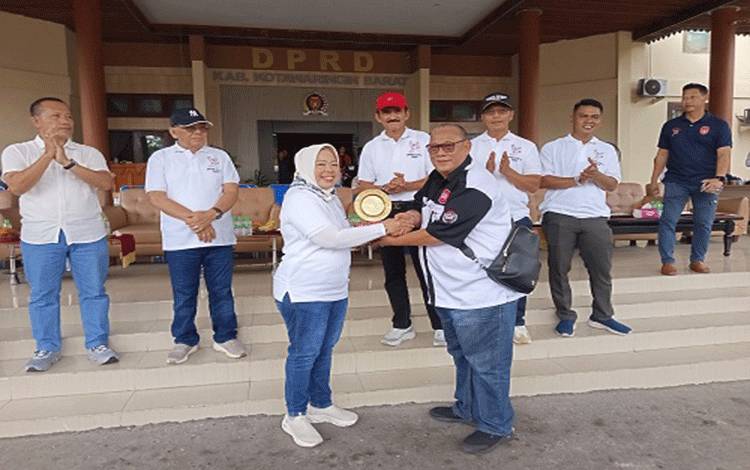 Bupati Kobar Dorong Pembangunan Peternakan Saat Buka Festival Lomba Burung Berkicau DPRD Cup V