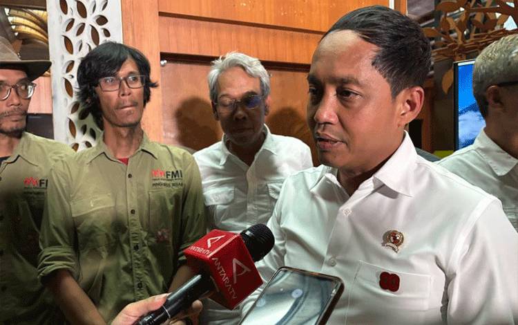 Menhut Jelaskan Foto Bersama Mantan Tersangka Kasus Pembalakan Liar