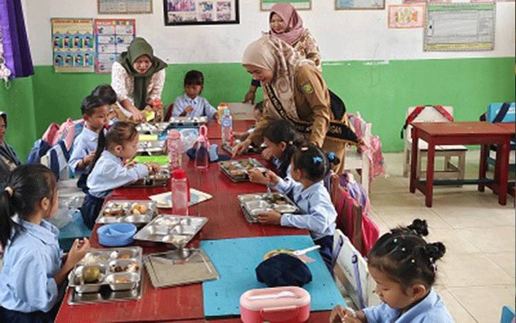 Bunda PAUD Kalampangan Tinjau Program Makanan Bergizi (MBG) di TK Beringin