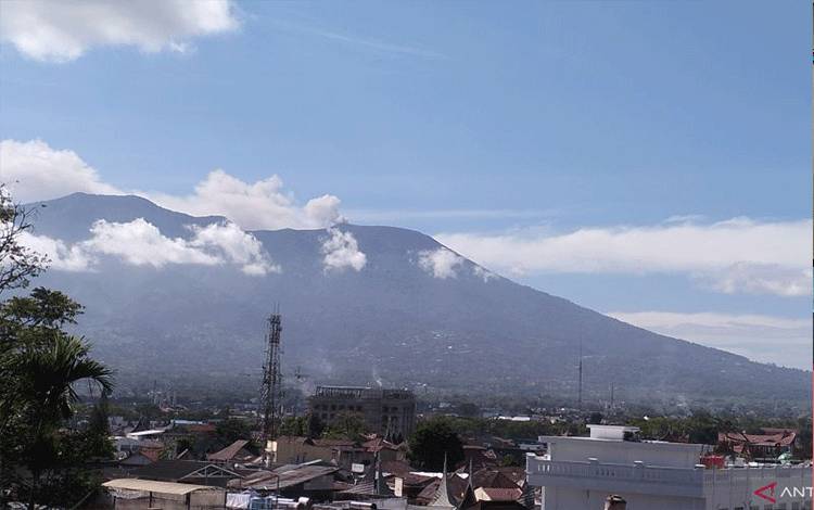 Gunung Marapi Semburkan Abu Vulkanik Setinggi 1.000 Meter
