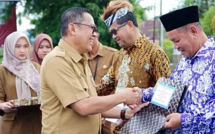 Pj Bupati Barito Utara Lepas 33 PNS Purna Tugas, Tekankan Disiplin dan Etos Kerja ASN