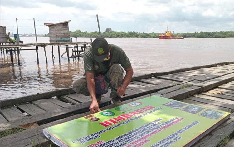 BKSDA Pasang Spanduk Mitigasi Konflik Buaya di Sungai Mentaya