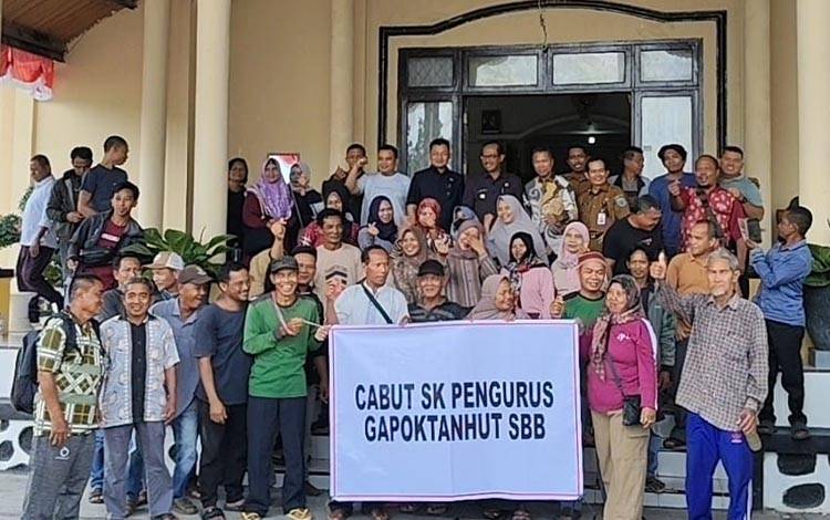 Ratusan Warga Geruduk DPRD Lamandau Tuntut Kejelasan Gapoktanhut