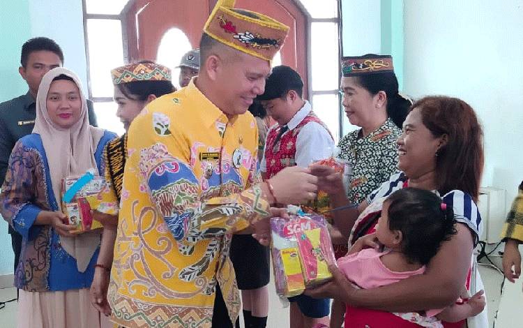 Bupati Gunung Mas Apresiasi PKK Beri Bantuan kepada Anak untuk Cegah Stunting